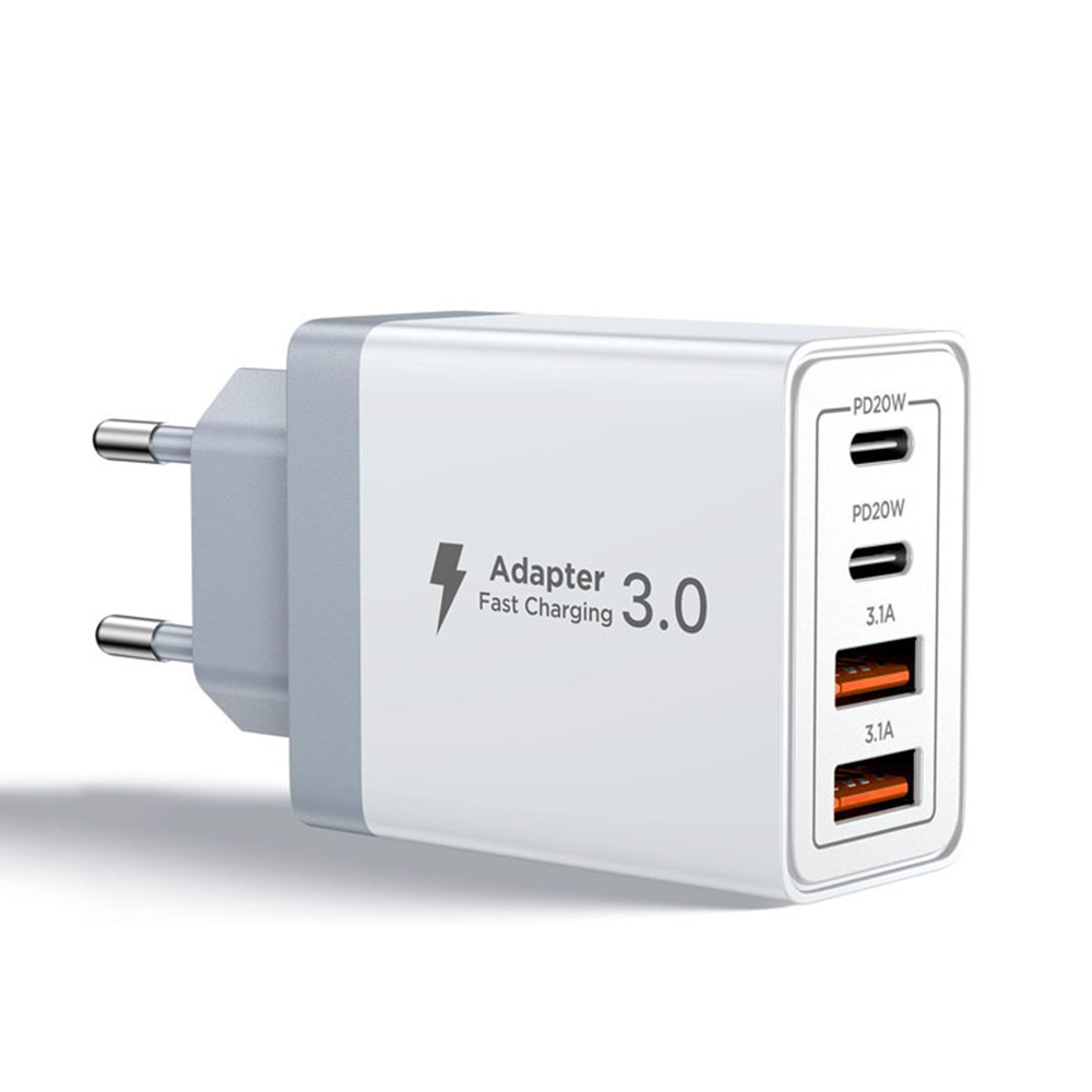 Weißes USB-Ladegerät mit mehreren Anschlüssen und grauem Adapter auf weißem Hintergrund.