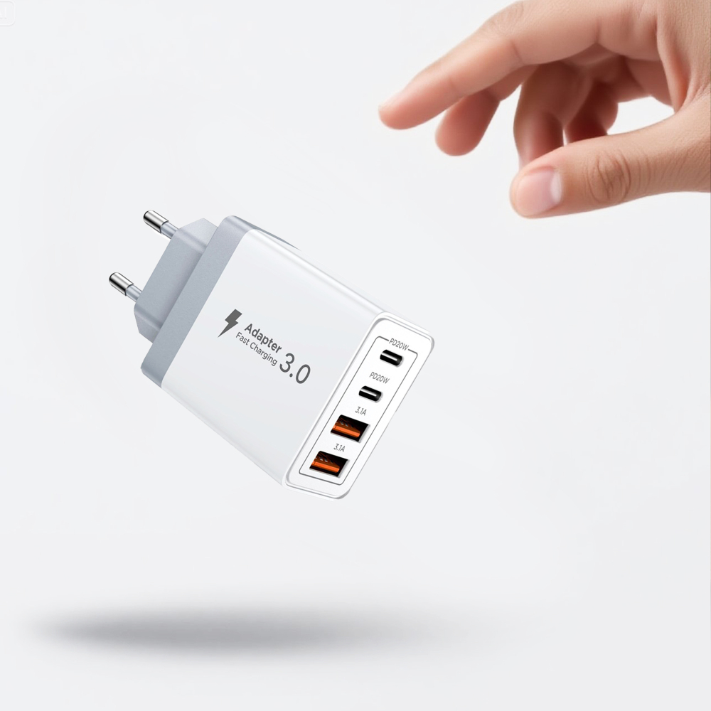 Eine Hand schwebt über einem weißen USB-Ladegerät mit mehreren Anschlüssen auf weißem Hintergrund.