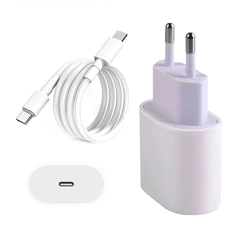 Weißes USB-C-Ladegerät und Kabelsatz auf weißem Hintergrund, das kompaktes Design und Konnektivität zeigt.