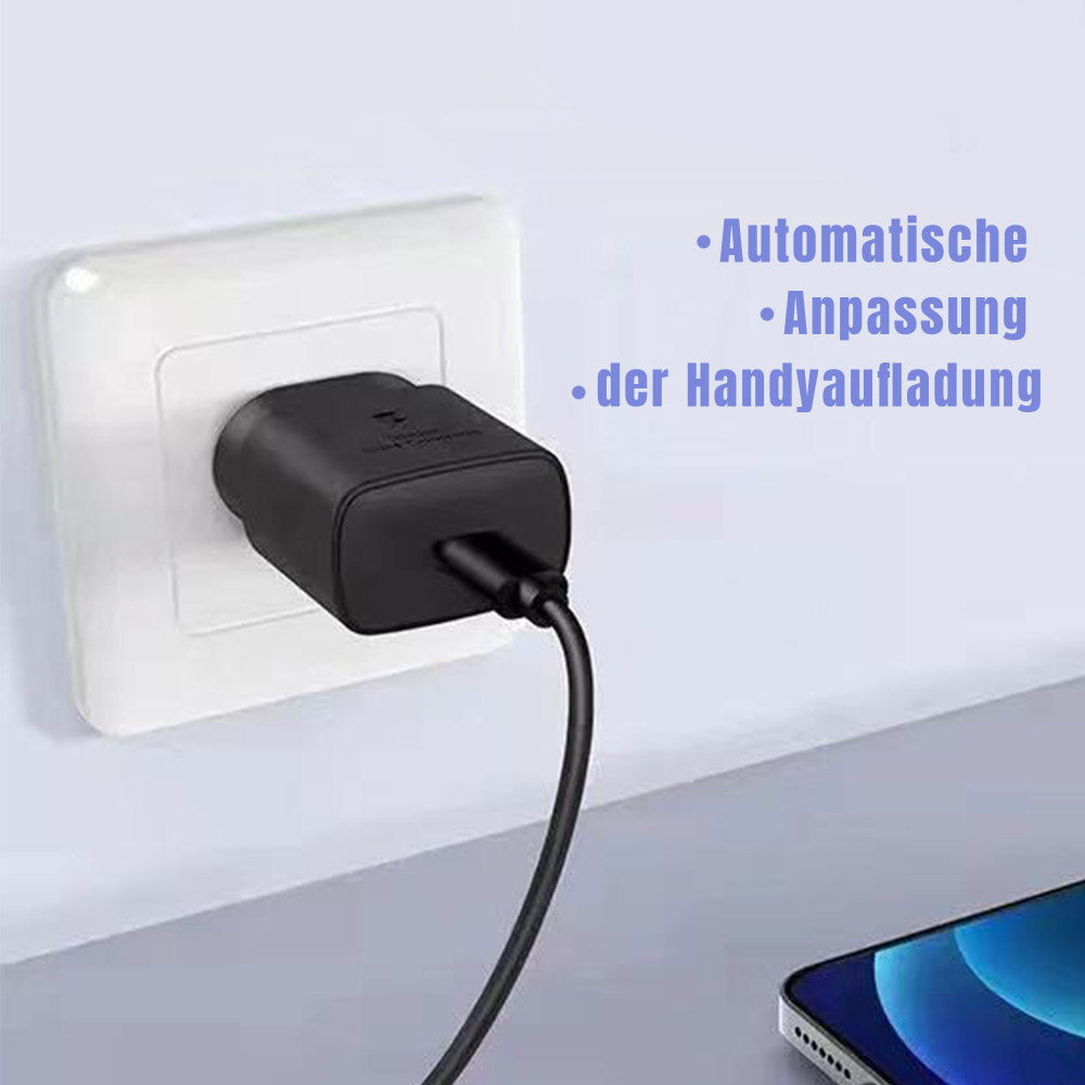 Schwarzes Ladegerät, das in eine weiße Steckdose gesteckt ist und über ein schwarzes Kabel mit einem Telefon verbunden ist.