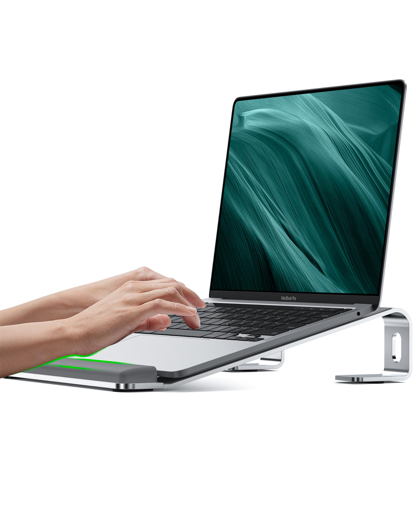 Laptop auf einem silbernen Ständer. Hände tippen auf der Tastatur. Der Bildschirm zeigt ein grün-blaues abstraktes Muster.