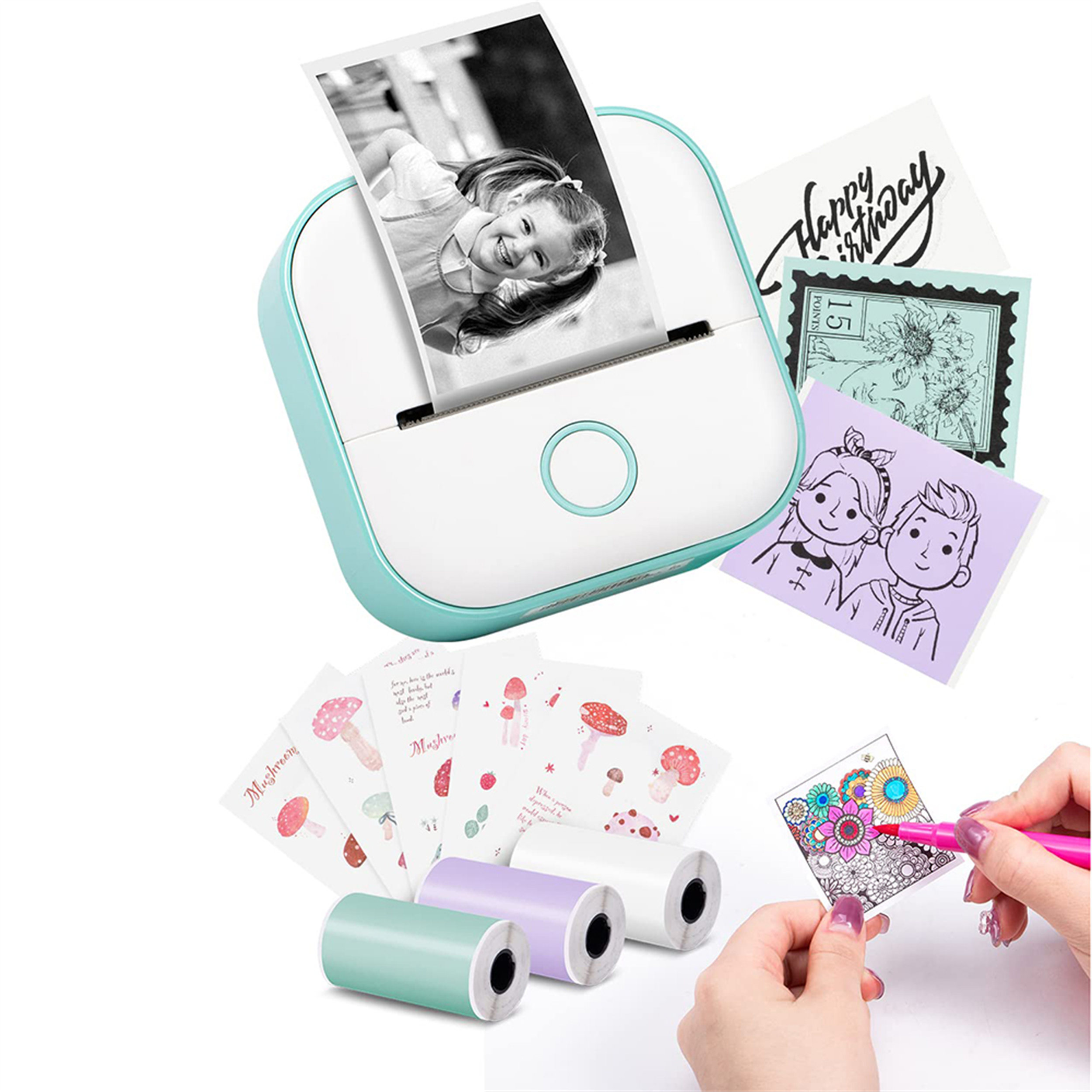 Fotodrucker mit Foto eines Mädchens, Aufklebern und Papierrollen. Eine Hand malt eine Zeichnung aus.