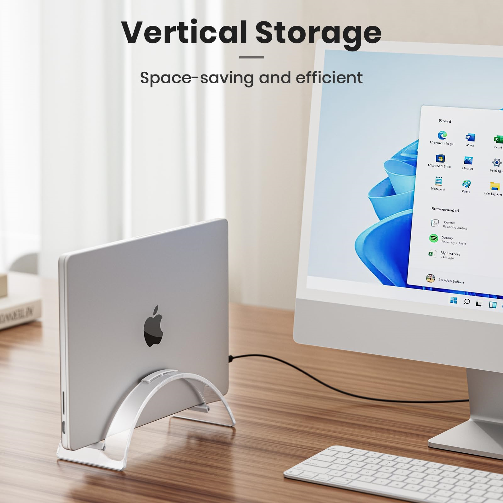 Laptop auf einem Ständer. Text: Vertikale Aufbewahrung. Ein Desktop-Computer, eine Tastatur und ein Laptop sind sichtbar.