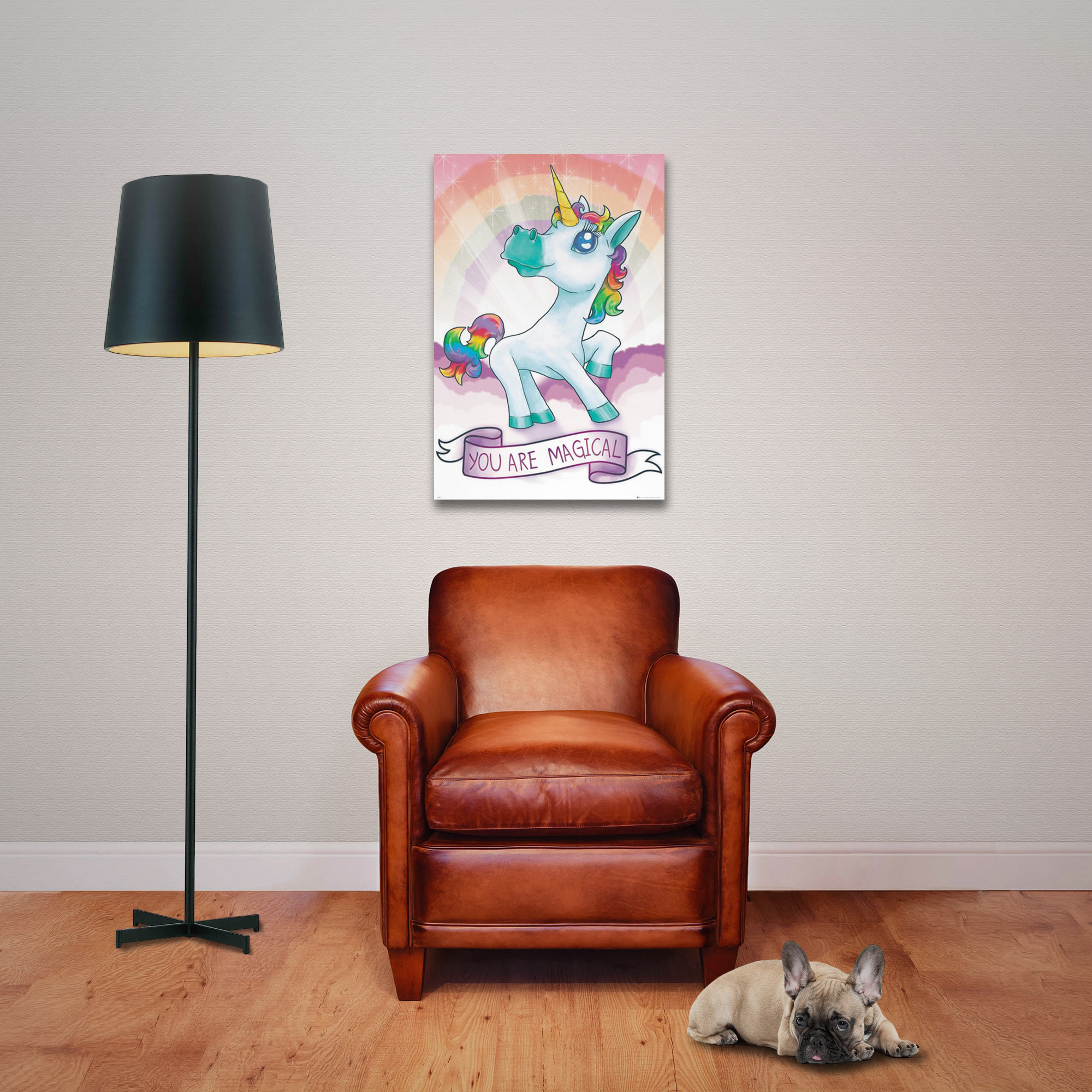 Ein Ledersessel und ein Einhornposter an der Wand. Eine französische Bulldogge liegt auf dem Holzboden.
