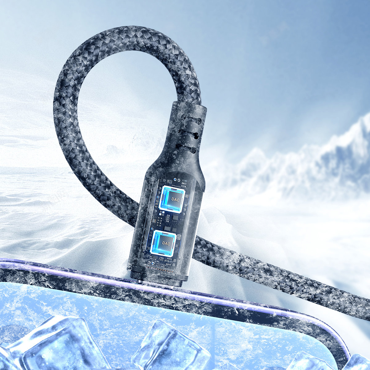 Zbliżenie kabla USB-C z widocznymi chipami DAC na tle ośnieżonych gór.