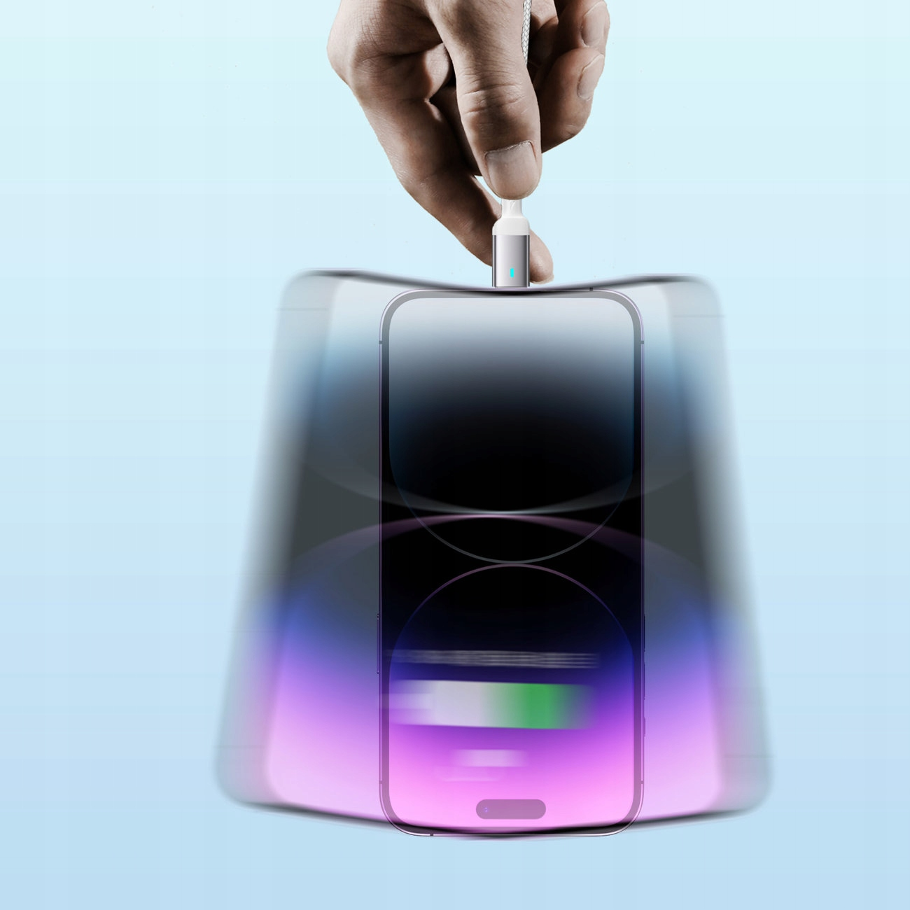 Ręka wkłada biały kabel do telefonu, zwizualizowany z efektami ładowania.