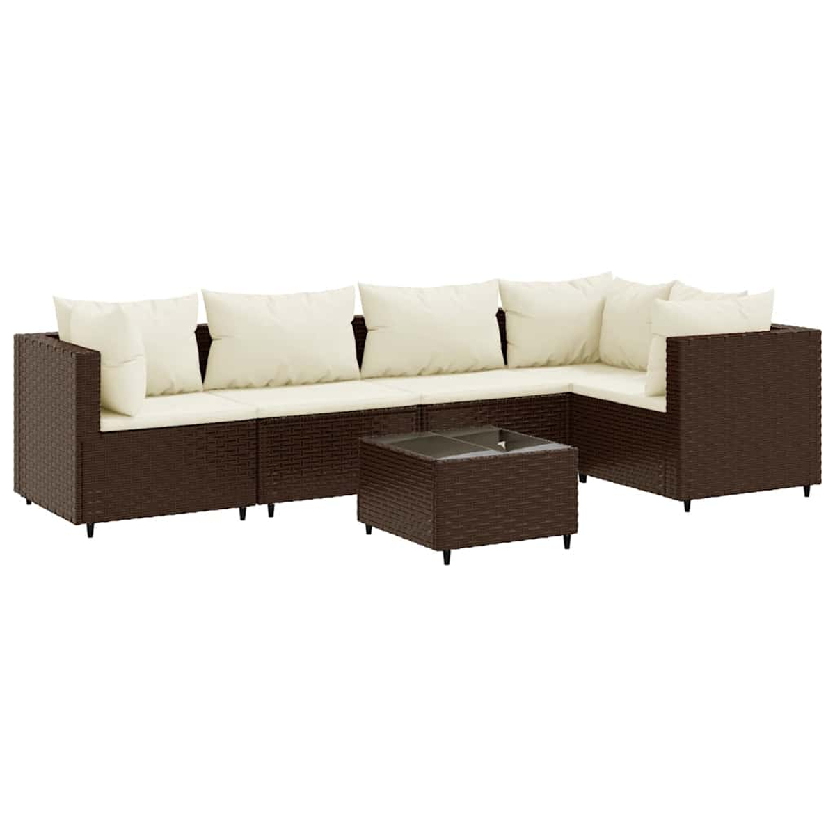 Un set da patio in vimini marrone con cuscini bianchi e un tavolo con piano in vetro su uno sfondo bianco.