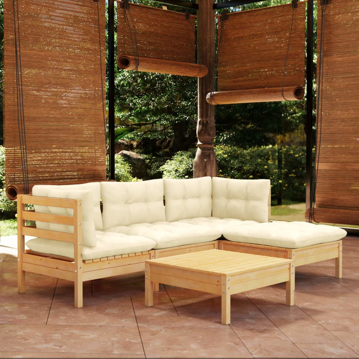 Gartenmöbel aus Holz mit hellen Kissen, Outdoor-Aufbau.
