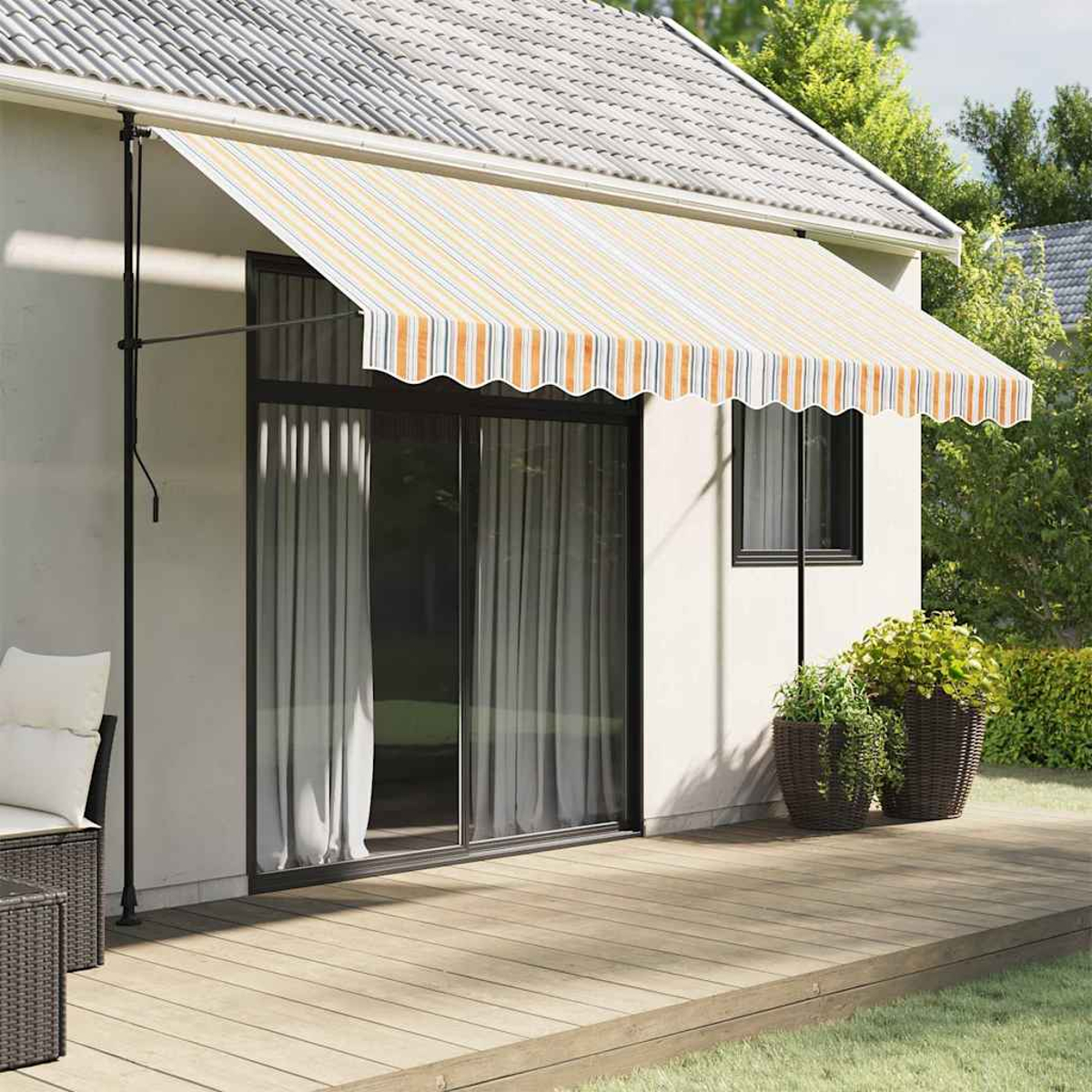 Gestreifte Markise mit orangefarbenen, weißen und blauen Streifen erstreckt sich über eine Terrasse mit einer Schiebetür und Möbeln.