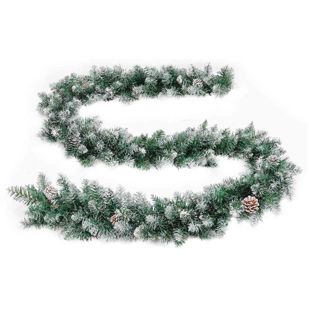 Eine grüne Girlande mit Tannenzapfen und künstlichem Schnee auf einem weißen Hintergrund.
