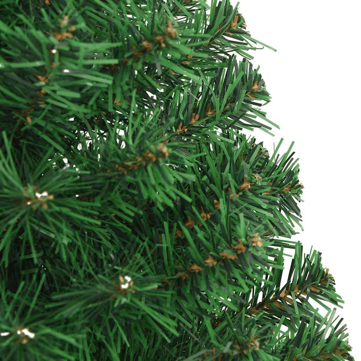 Nahaufnahme von grünen künstlichen Weihnachtsbaumzweigen vor einem weißen Hintergrund.