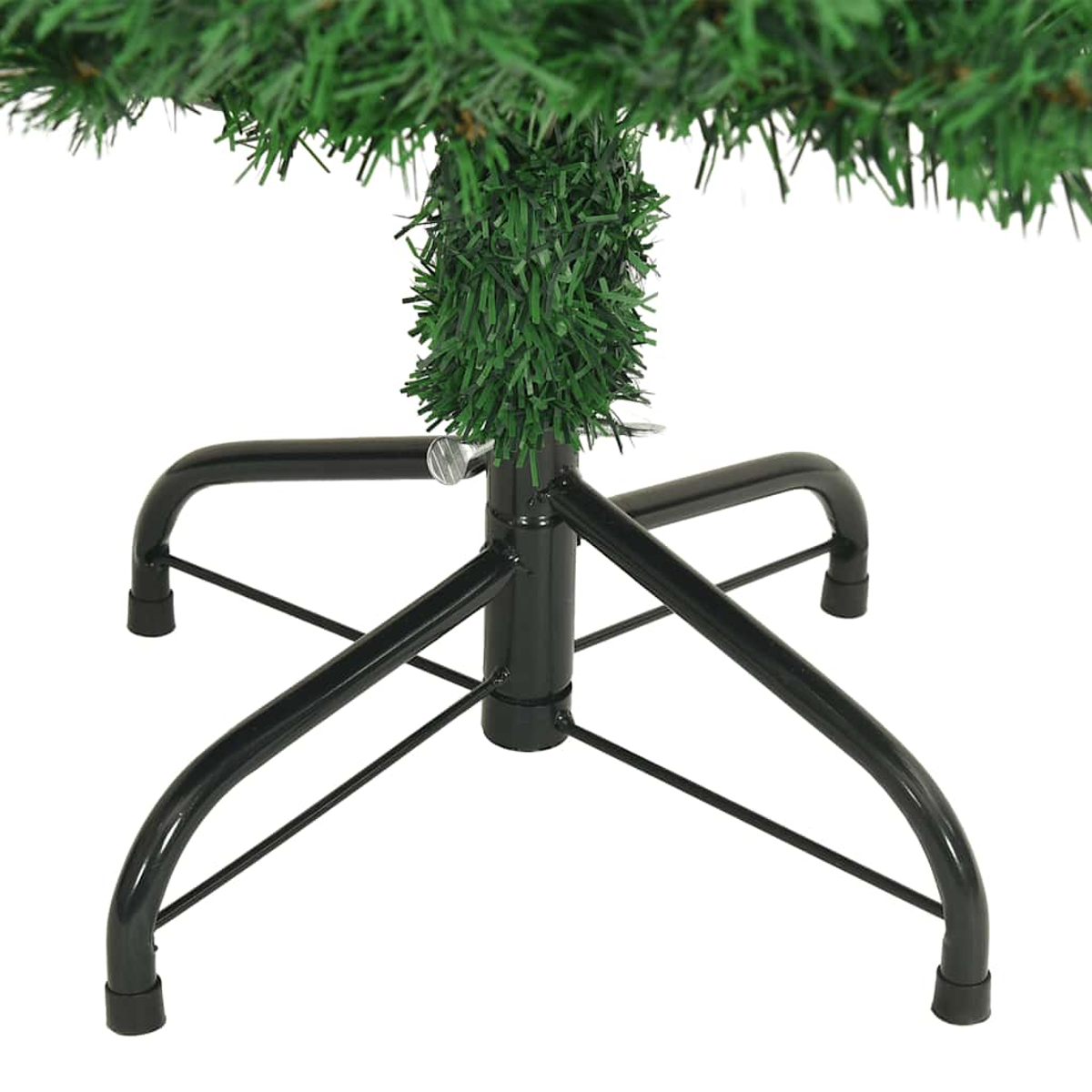 Nahaufnahme eines schwarzen Metall-Weihnachtsbaumständers vor einem weißen Hintergrund.