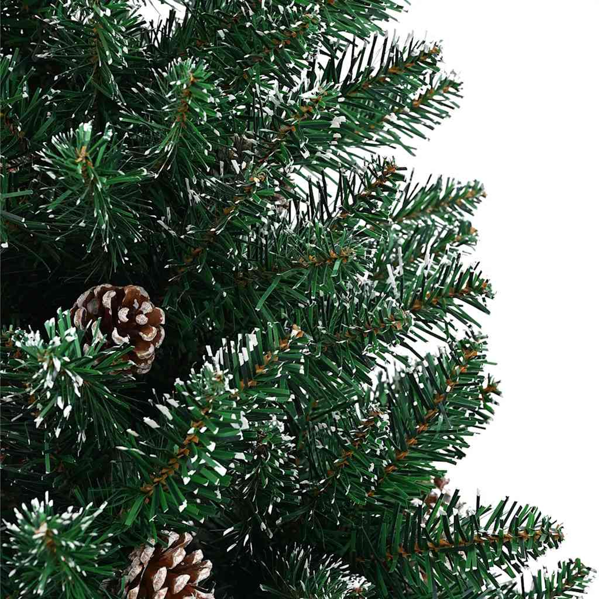 Nahaufnahme eines grünen Weihnachtsbaums mit weißen Akzenten und Tannenzapfen. Der Hintergrund ist weiß.