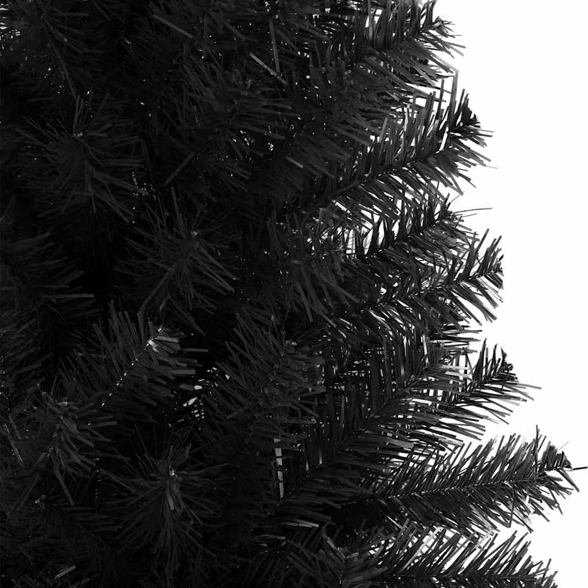 Nahaufnahme eines schwarzen künstlichen Weihnachtsbaums. Die Nadeln sind dicht und dunkel vor weißem Hintergrund.
