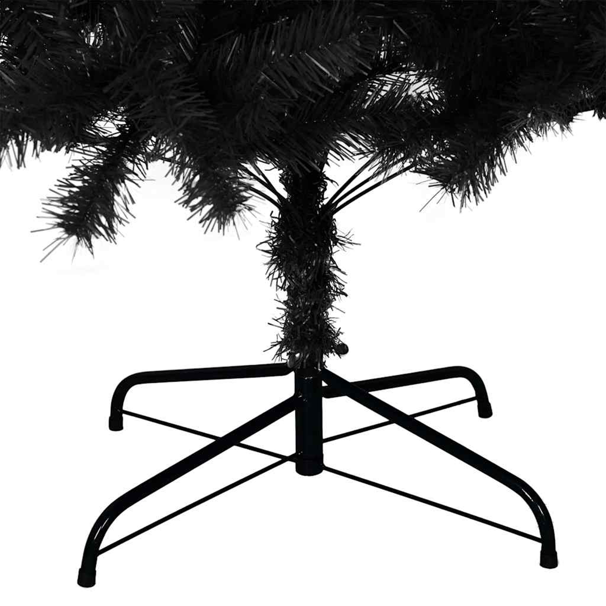Ein schwarzer künstlicher Weihnachtsbaum. Der Baum steht auf einem schwarzen Metallständer. Die Äste sind dicht und dunkel.