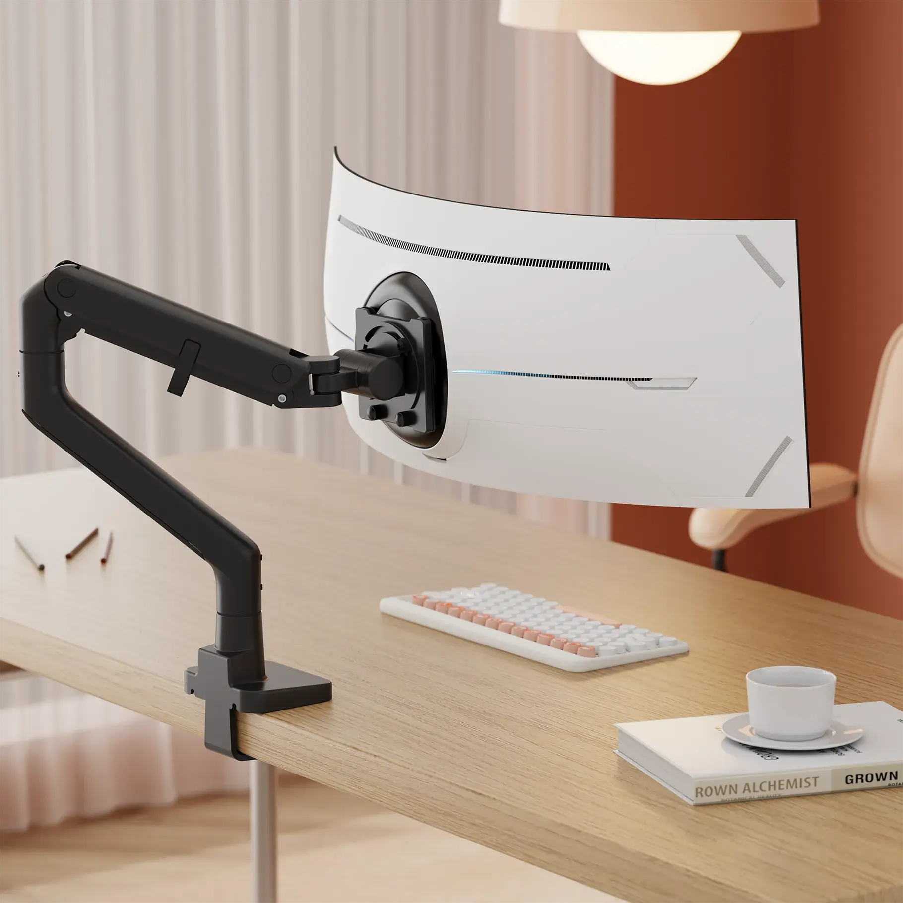 Un bras de moniteur noir maintient un moniteur blanc au-dessus du bureau. Il y a un livre, un clavier et une tasse de café.