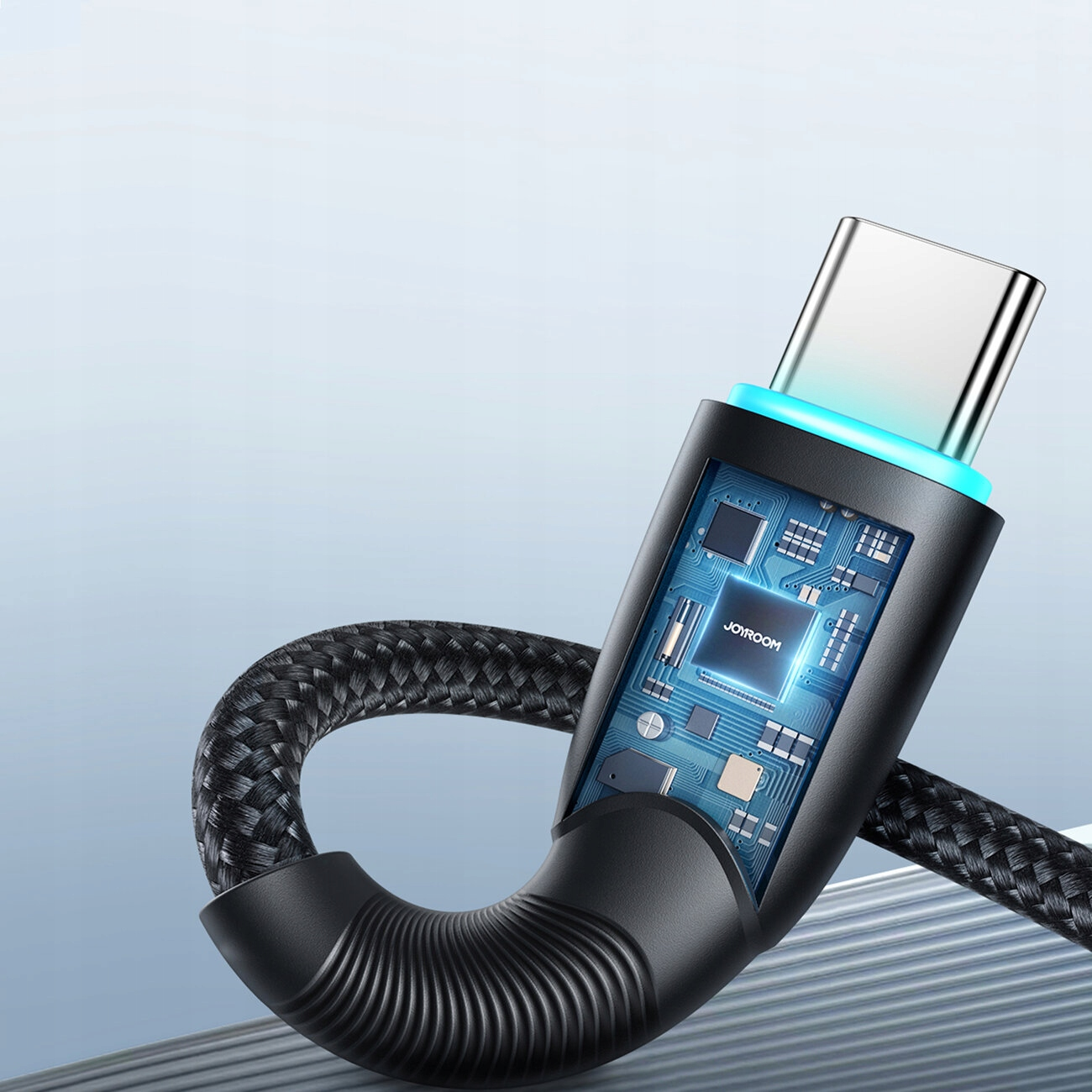Ein schwarzes Ladekabel mit blauem Licht und einem internen Leiterplattendesign.