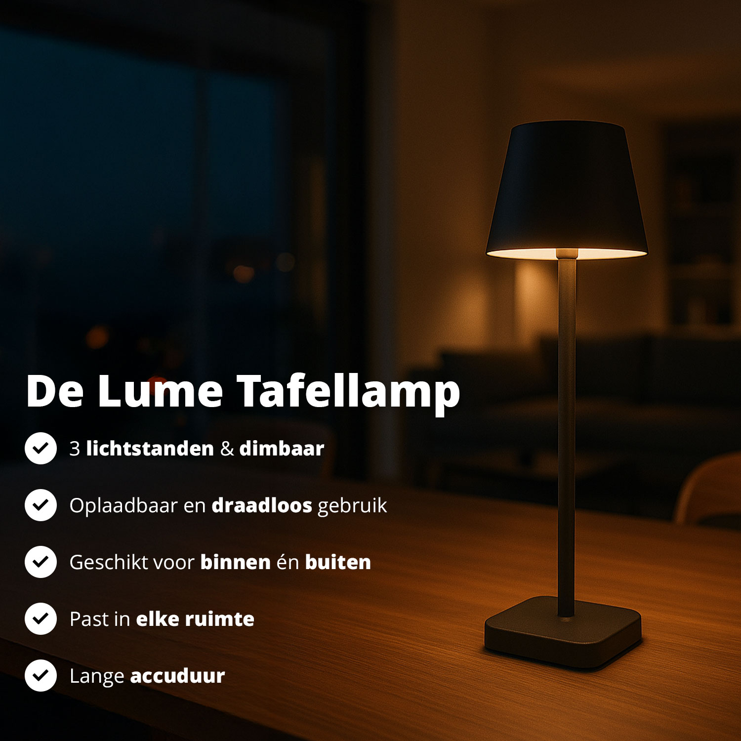 Een zwarte tafellamp met een zwarte kap staat op een houten tafel.