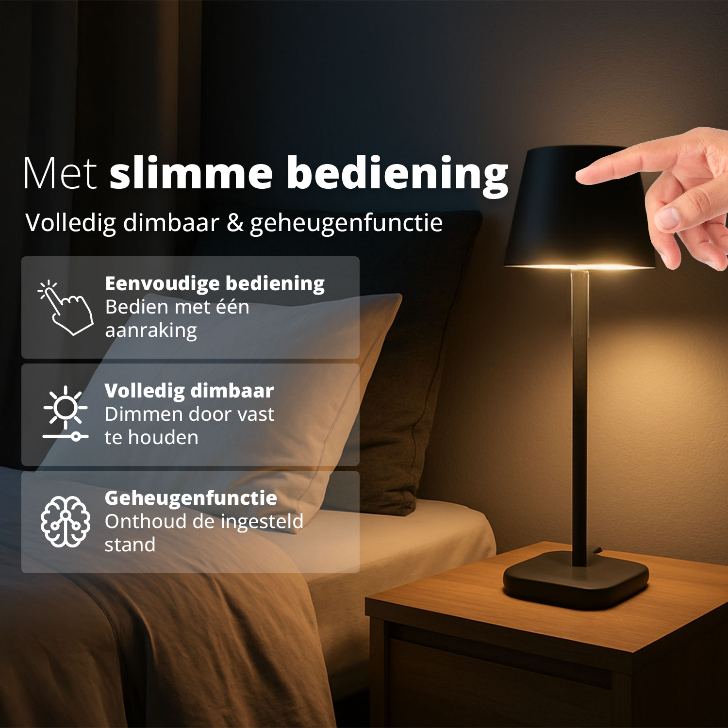 Een zwarte lamp op een houten tafel naast een bed met een wit dekbed.