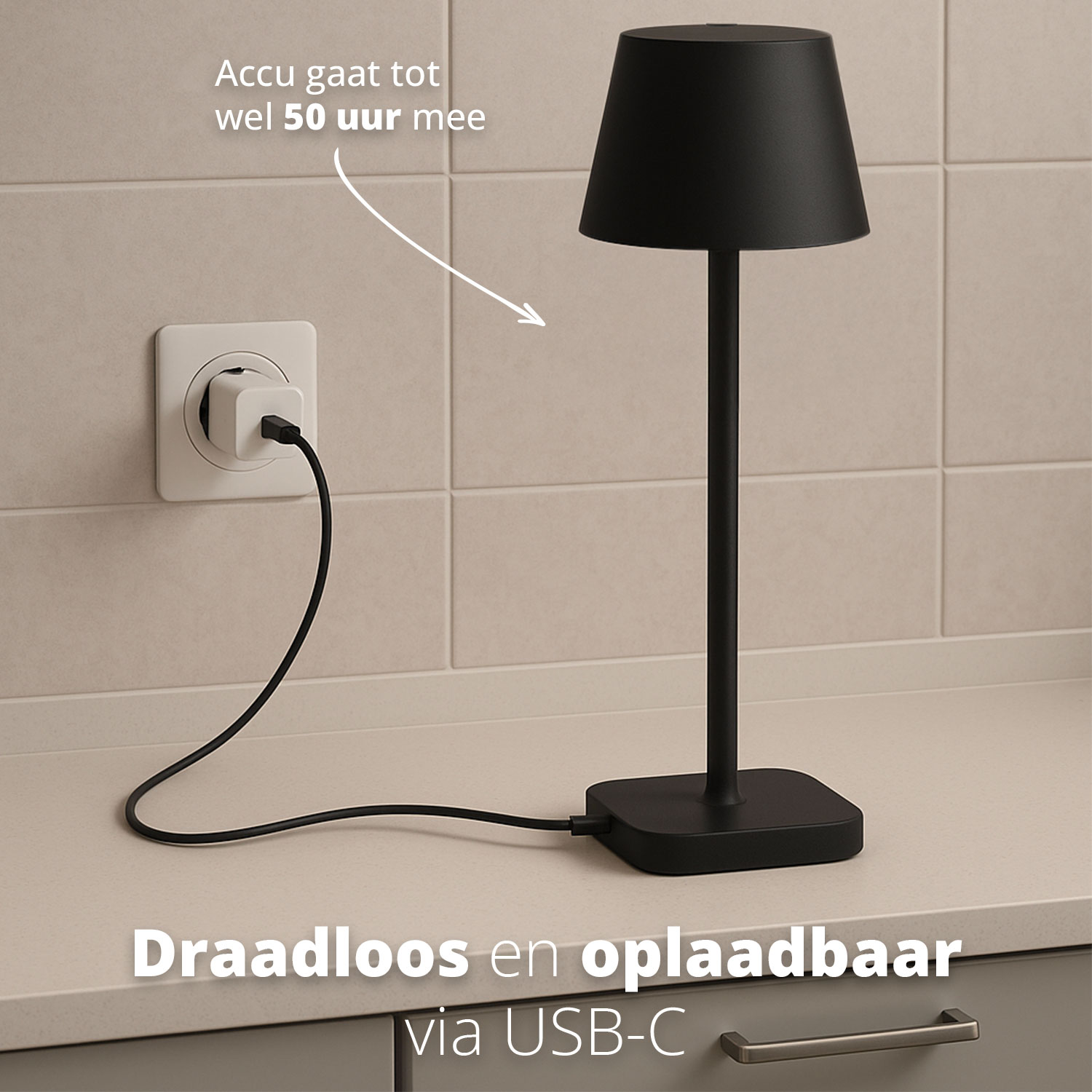 Een zwarte tafellamp die is aangesloten op een stopcontact staat op een aanrecht en adverteert met zijn draadloze en oplaadbare functies.