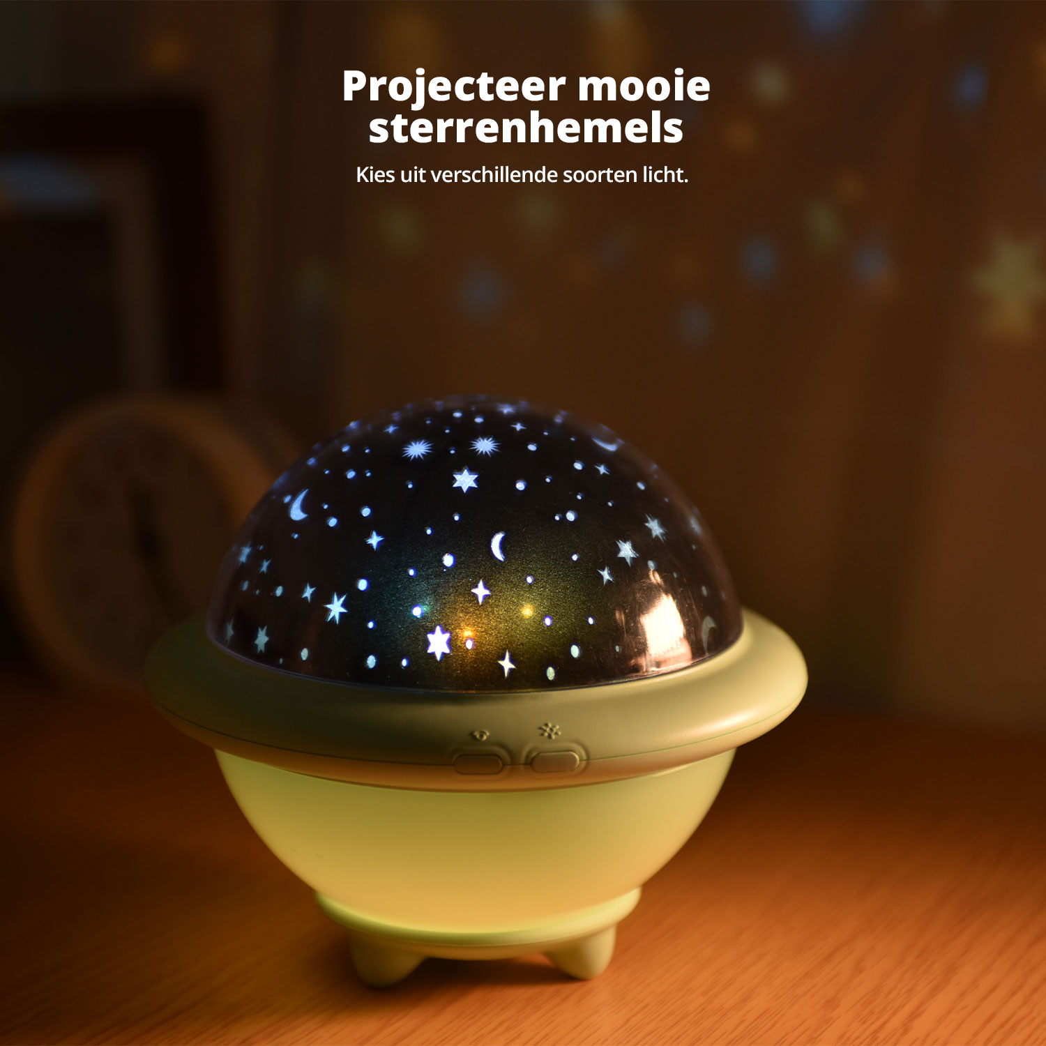 Een nachtlampje projecteert sterren en manen. Het licht is zacht en warm en zorgt voor een rustige omgeving.
