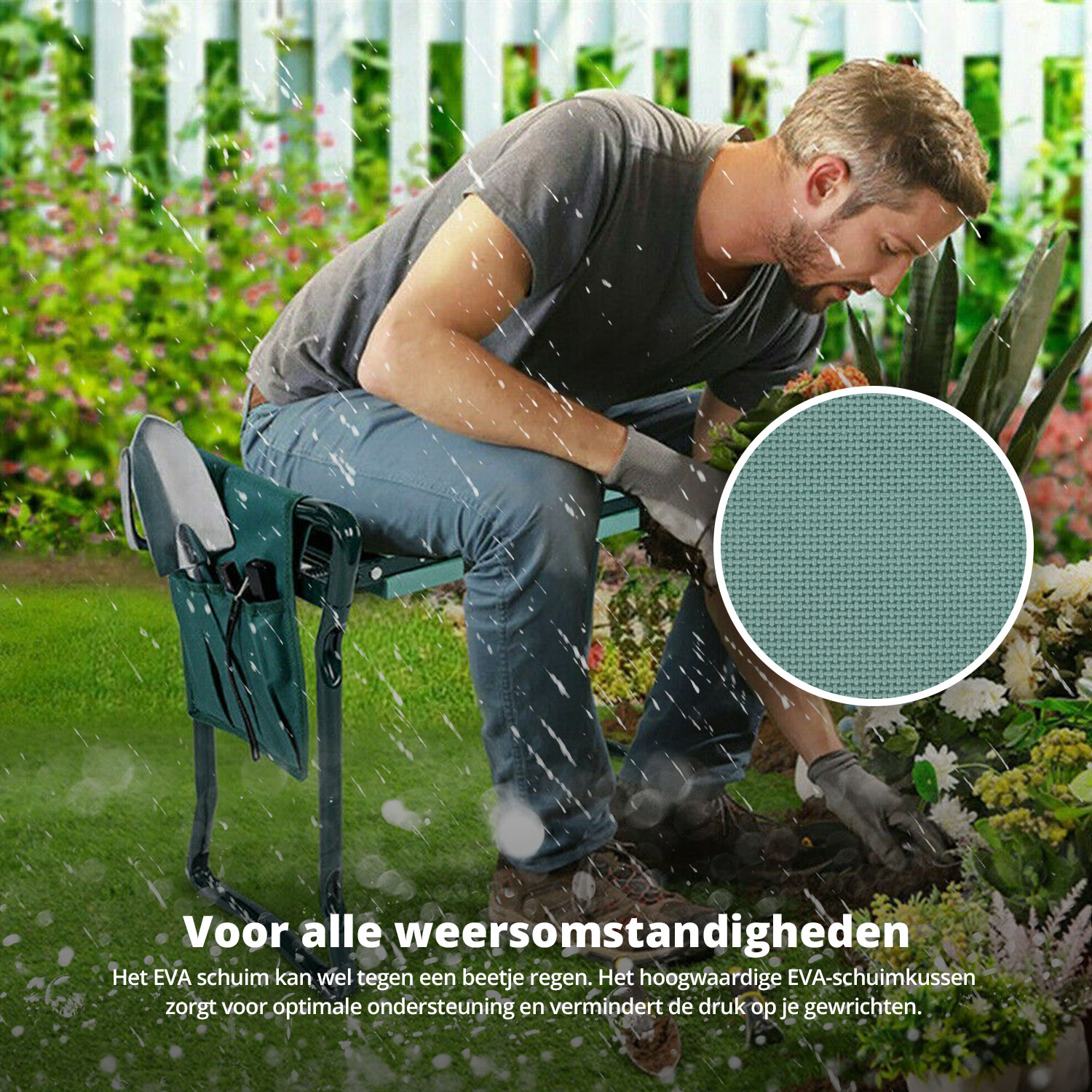 Een man zit op een groene tuinzit en verzorgt planten in de tuin.