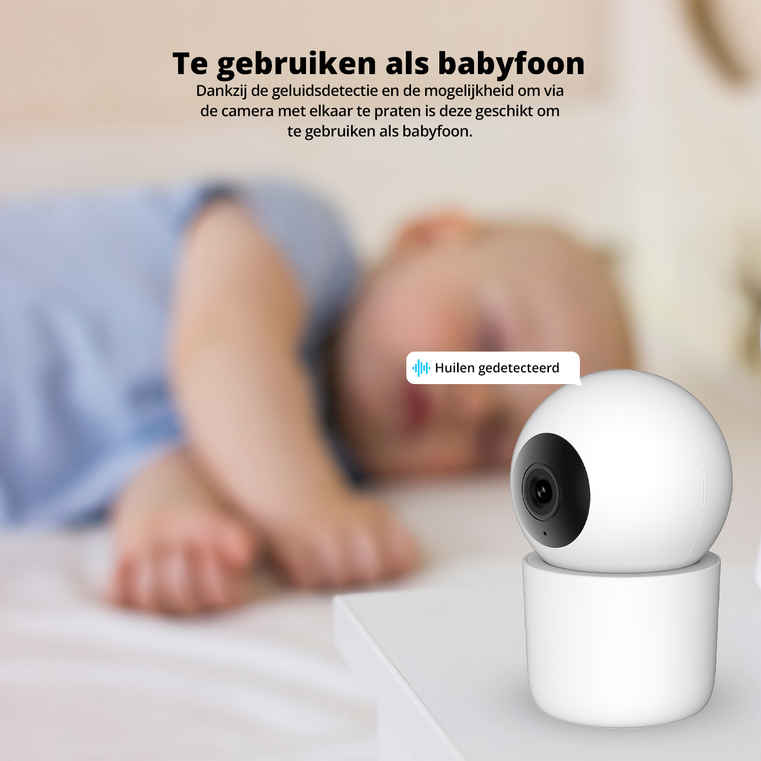 Weiße Überwachungskamera in der Nähe des Kinderbetts erkennt, dass das Baby weint. Die Kamera verfügt über eine Geräuscherkennung.