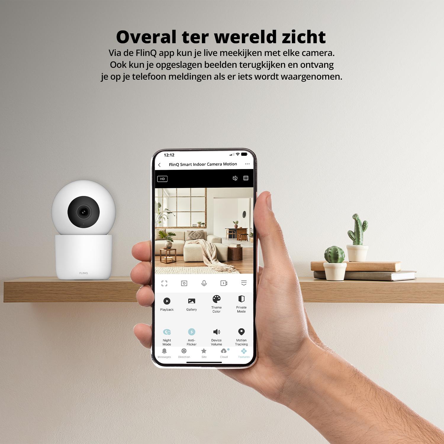 Innenraum-Überwachungskamera auf einem Regal, auf einem Smartphone-Bildschirm in einer Hand dargestellt.