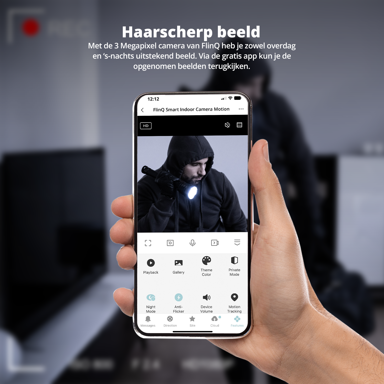 Ein Smartphone zeigt eine Sicherheitskameraansicht einer Person mit einer Taschenlampe.