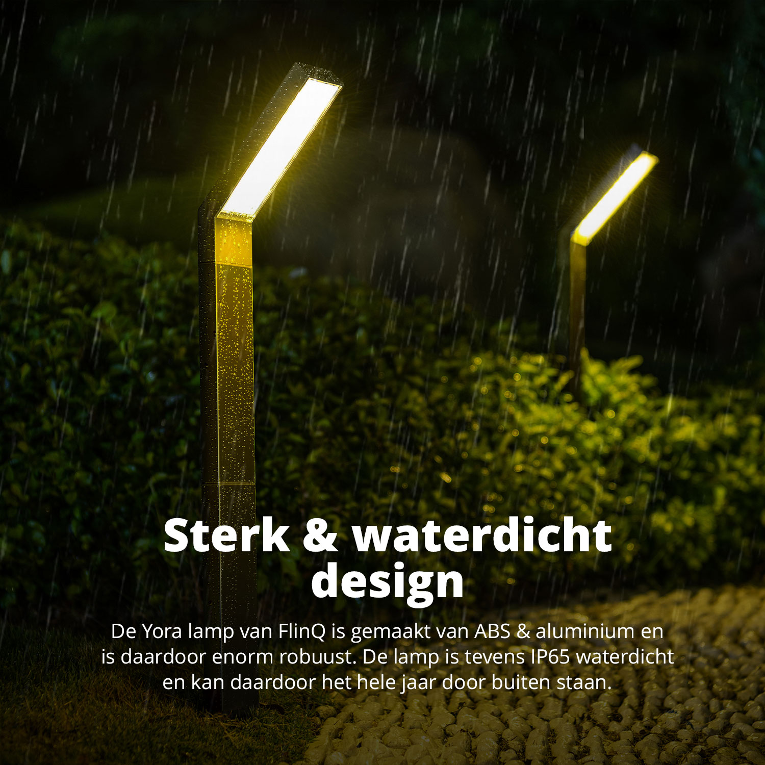 Twee gele tuinlampen staan in een groene tuin tijdens een regenbui en zorgen voor een zachte, sfeervolle gloed.