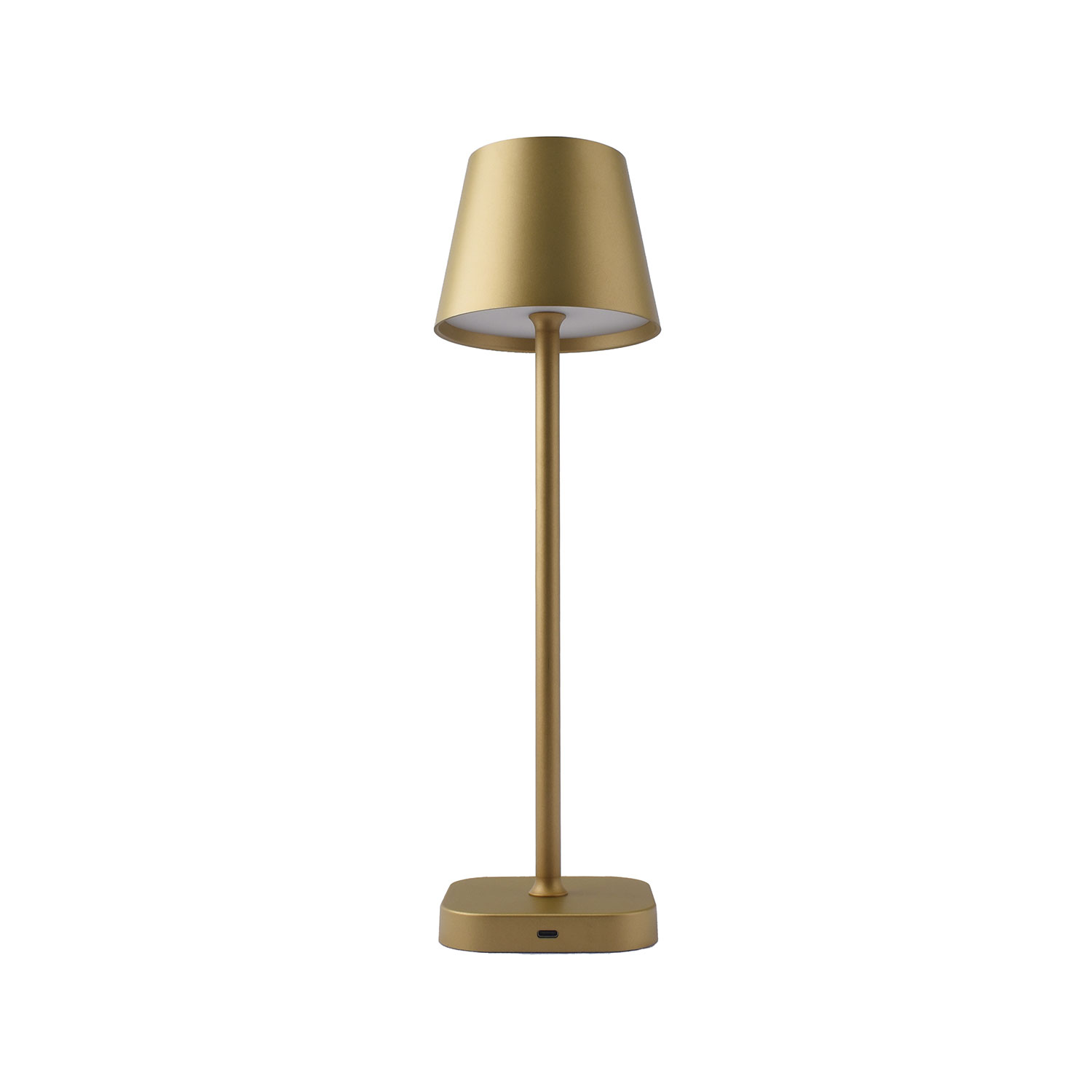 Een gouden metalen lamp met een conische kap staat op een witte achtergrond.