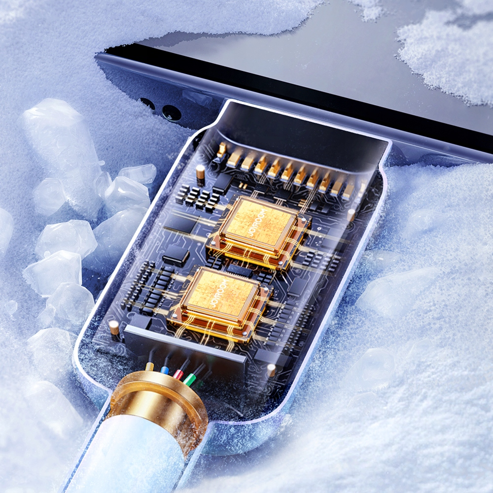 Eine Nahaufnahme eines Ladekabelsteckers mit sichtbarer Schaltung, umgeben von Eis, was seine Technologie hervorhebt.