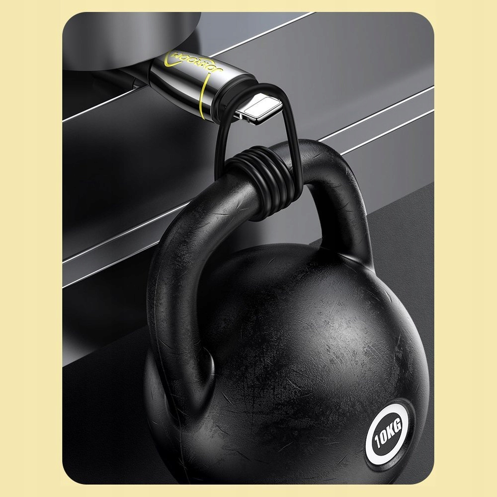 Eine schwarze Kettlebell hängt an einem Ladekabel und demonstriert ihre Stärke und Haltbarkeit mit einem 10-kg-Etikett.
