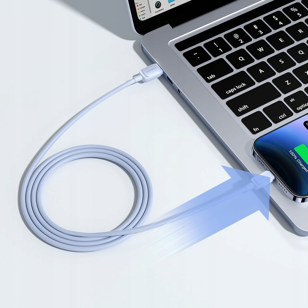 Ein Laptop und ein Telefon sind durch ein hellblaues Kabel verbunden, das das Telefon zu 100 % auflädt.