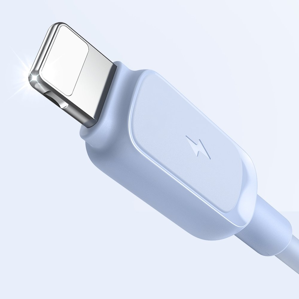 Nahaufnahme eines hellblauen Ladekabels mit einem metallischen Stecker vor einem sanften Farbverlauf.