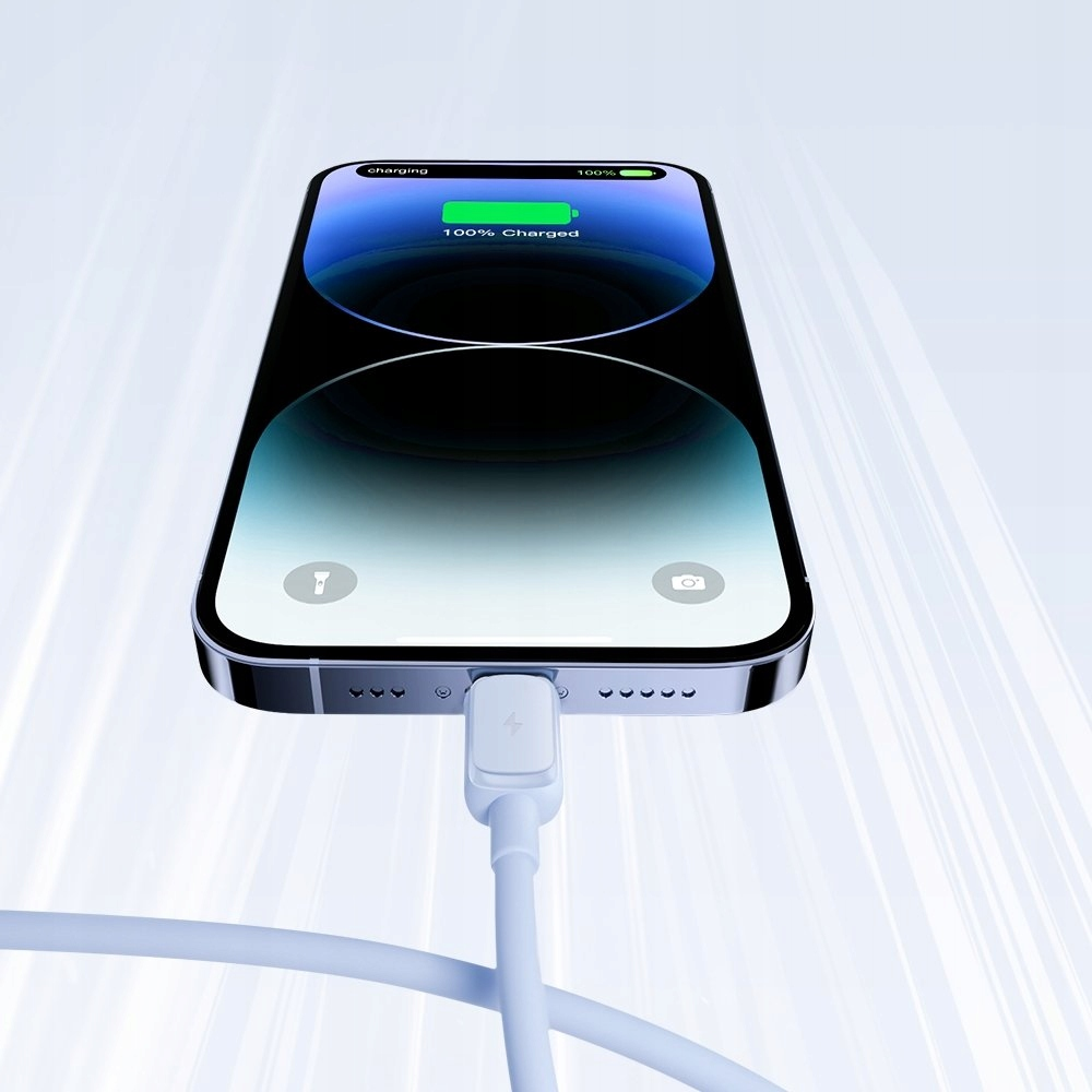 Ein Telefon wird aufgeladen und zeigt einen vollen Akku an, der mit einem hellblauen Ladekabel verbunden ist.