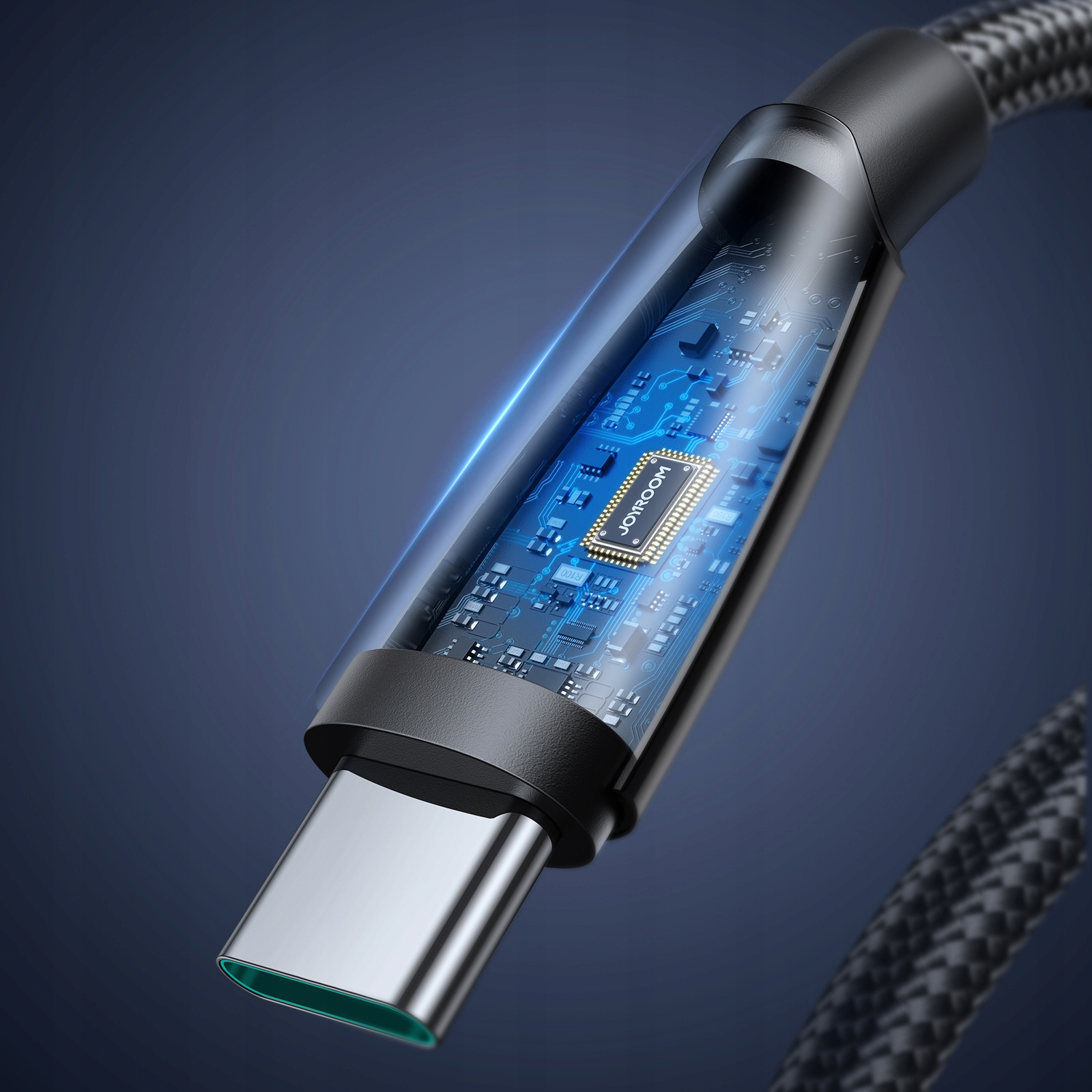 Zbliżenie pokazuje czarny kabel USB-C z przezroczystą częścią, która wyświetla wewnętrzny chip, na ciemnoniebieskim tle.