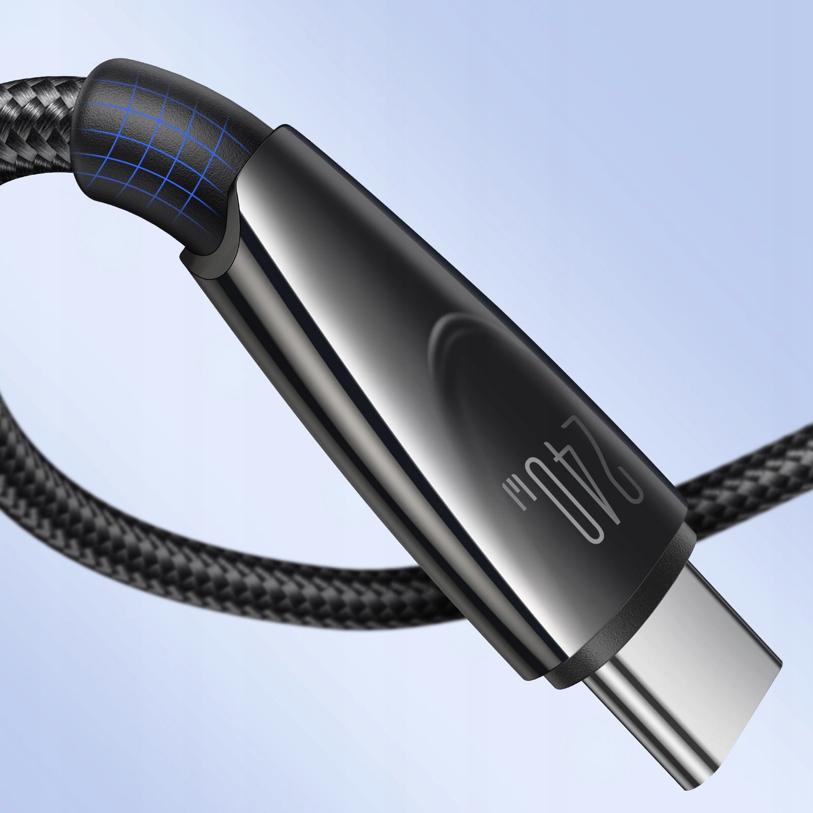 Zbliżenie pokazuje czarny kabel USB-C z napisem 240W, na jasnoniebieskim tle.
