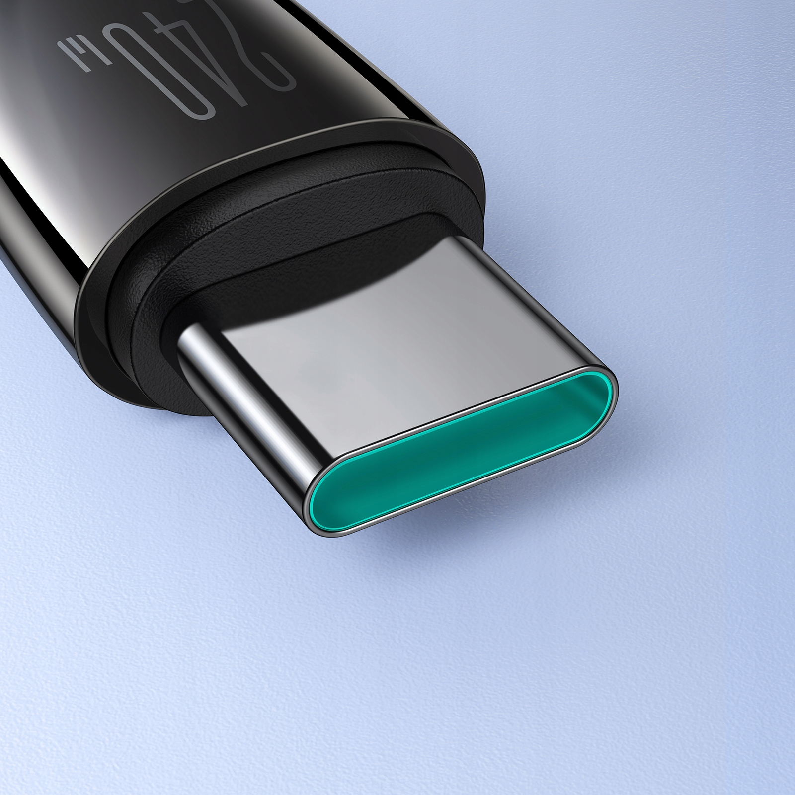 Zbliżenie złącza USB-C pokazuje jego metalową końcówkę z zielonym wnętrzem, na jasnoniebieskim tle.