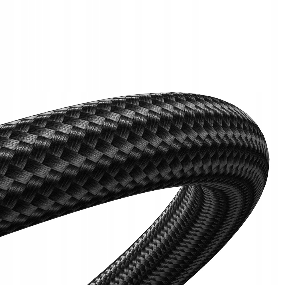 Zbliżenie pokazuje teksturę czarnego plecionego kabla na tle zwykłego białego tła.
