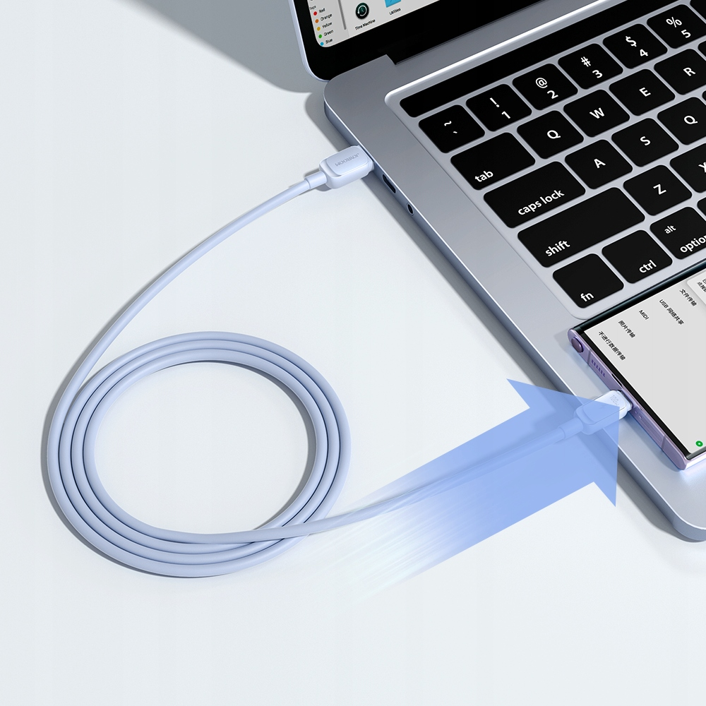 Ein Laptop und ein Telefon, die durch ein hellblaues Kabel verbunden sind. Ein Pfeil zeigt die Ladegerichtung an.
