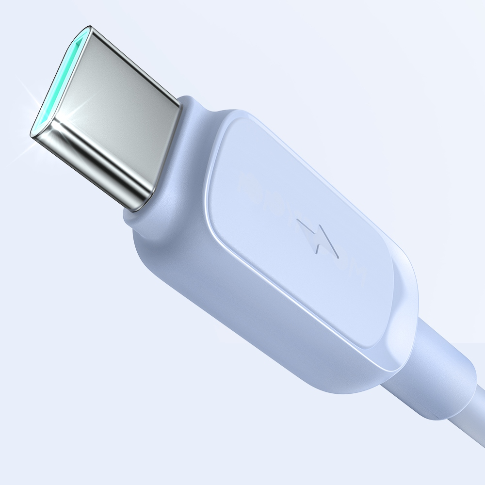 Nahaufnahme eines weißen USB-C-Anschlusses. Er ist mit einem hellblauen Kabel verbunden. Der Anschluss hat ein Blitzsymbol.