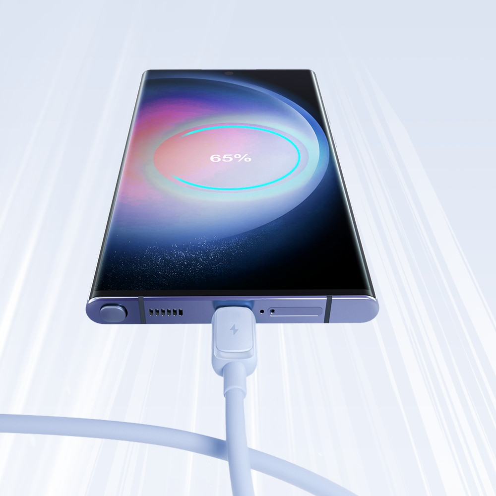 Ein Telefon wird geladen. Der Bildschirm zeigt 65 % geladen an. Ein weißes Kabel ist angeschlossen.