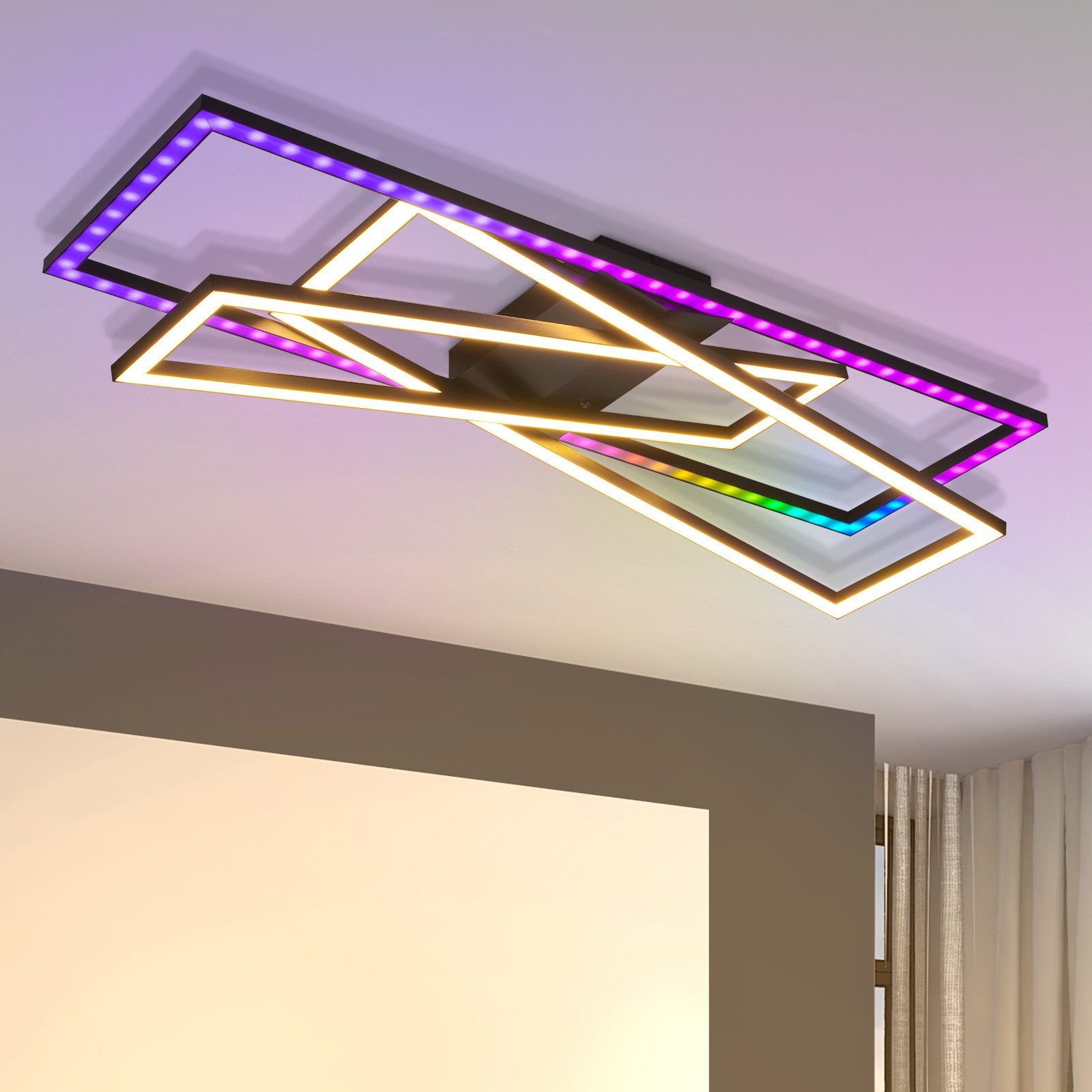 Una plafoniera dal design moderno, che emette luci colorate. La luce ha una forma geometrica.