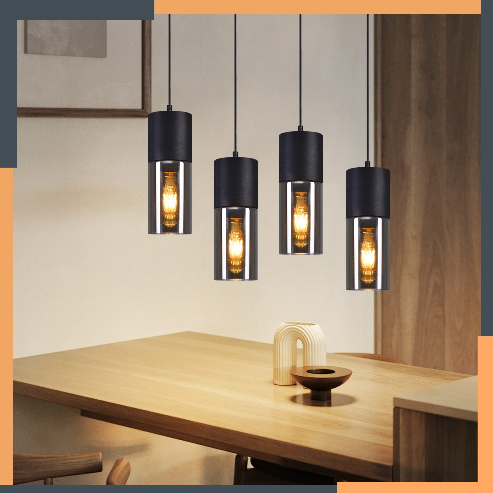 Quattro lampade a sospensione pendono sopra un tavolo di legno con oggetti decorativi in un ambiente allestito.