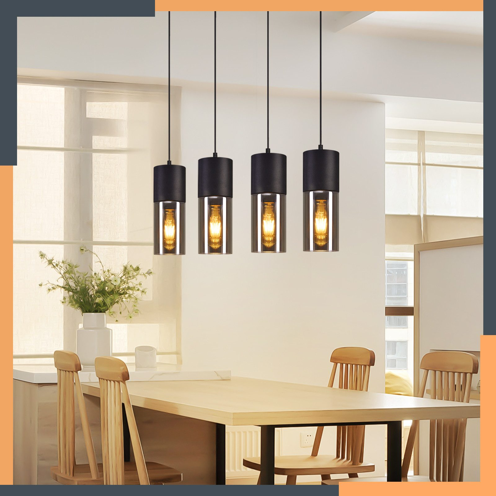 Jadalnia z czterema wiszącymi lampami. Drewniany stół i krzesła znajdują się na pierwszym planie. Widoczny wazon z roślinami.