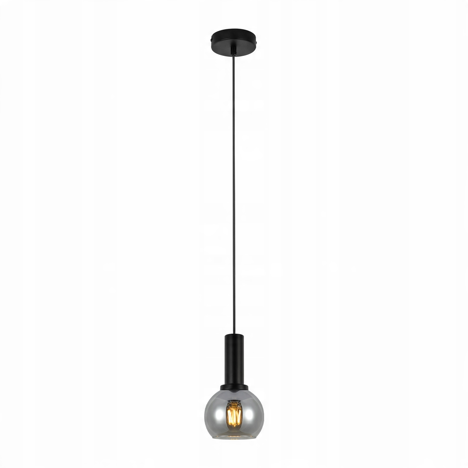 Una lampada a sospensione nera con una lampadina di vetro grigio a forma di globo su sfondo bianco.