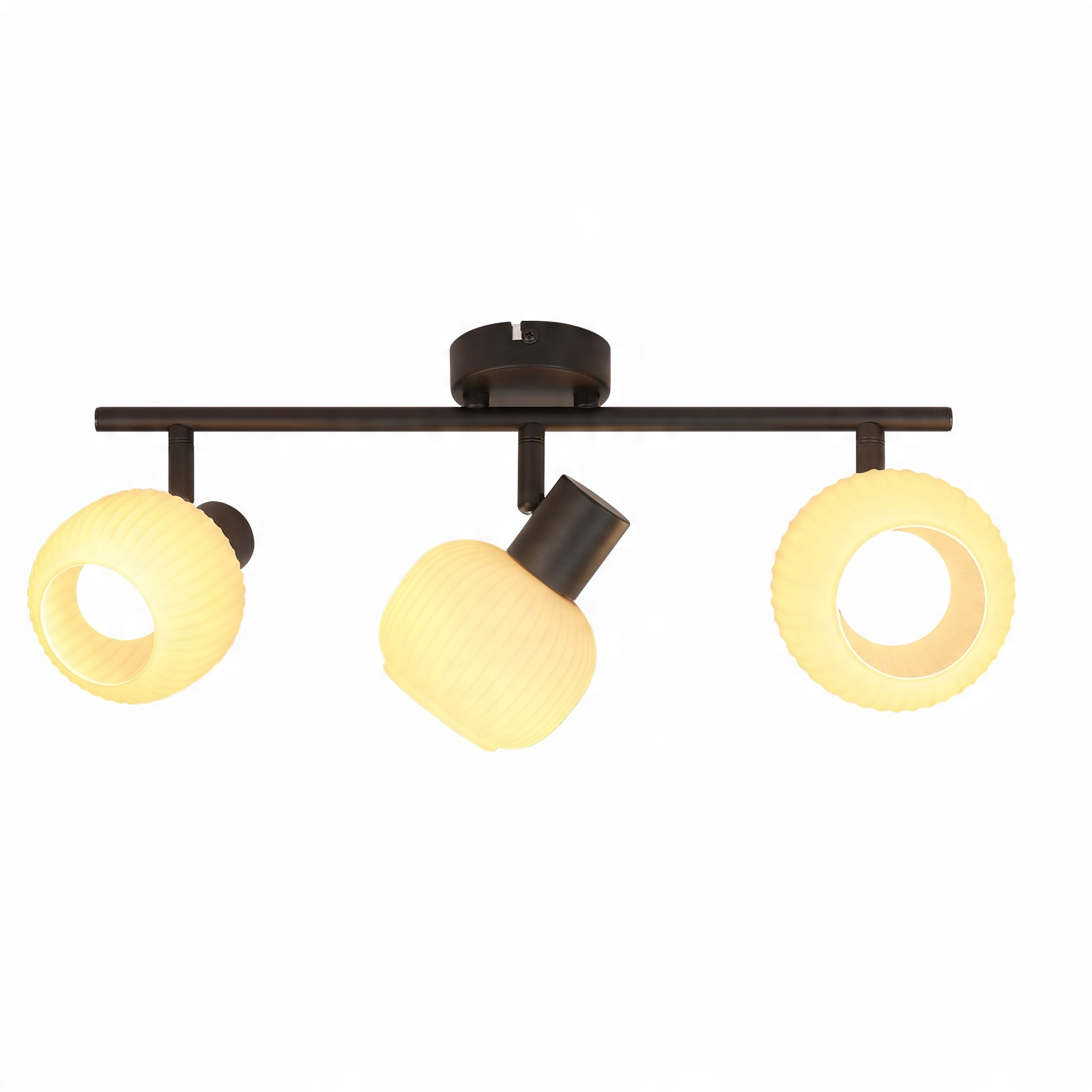 Un lampadario con tre faretti orientabili con paralumi in vetro a coste.