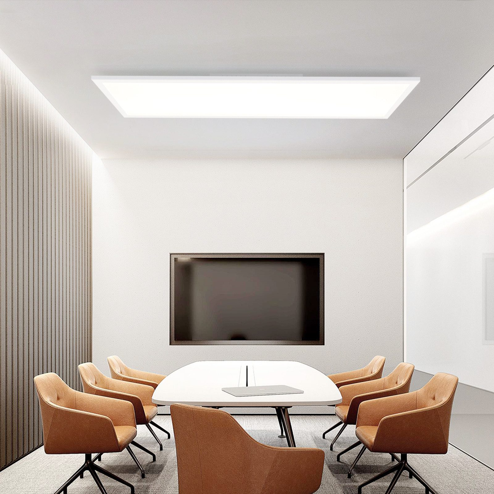 Pannello a soffitto rettangolare bianco brillante in un ambiente ufficio moderno con un grande tavolo e sedie.
