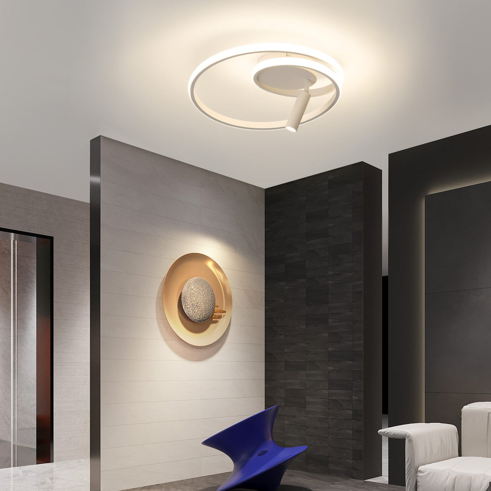 Una moderna plafoniera con un design curvo e un faretto. Una sedia blu e una decorazione murale sono mostrate.